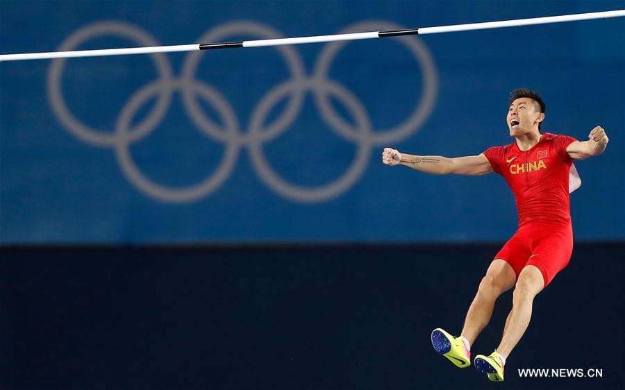 JO 2016 : Le Chinois Xue Changrui lors de la finale du saut à la perche hommes