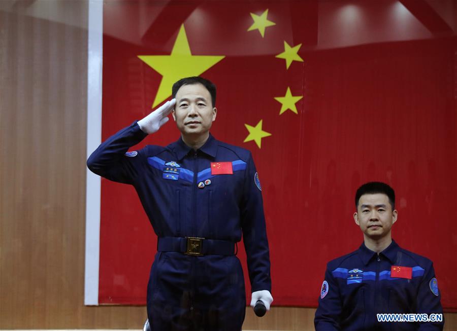 Les astronautes de la mission chinoise Shenzhou-11 rencontrent la presse