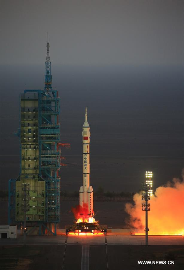 Le vaisseau spatial habité Shenzhou-11 est lancé