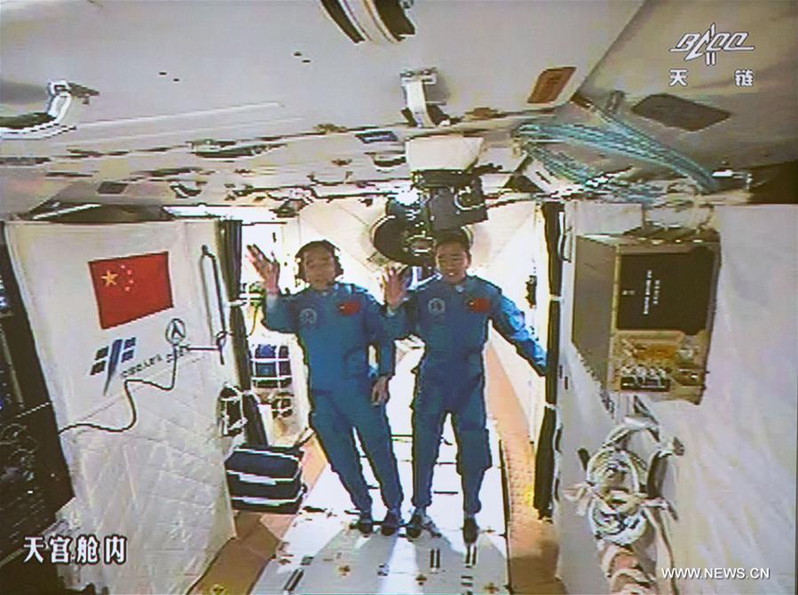 Les deux astronautes du vaisseau Shenzhou-11 entrent dans Tiangong-2