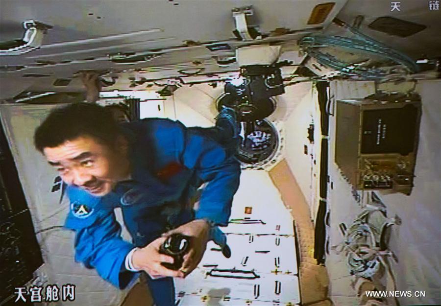 Les deux astronautes du vaisseau Shenzhou-11 entrent dans Tiangong-2