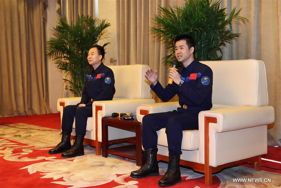 Les deux astronautes chinois rencontrent la presse après la mission Shenzhou-11