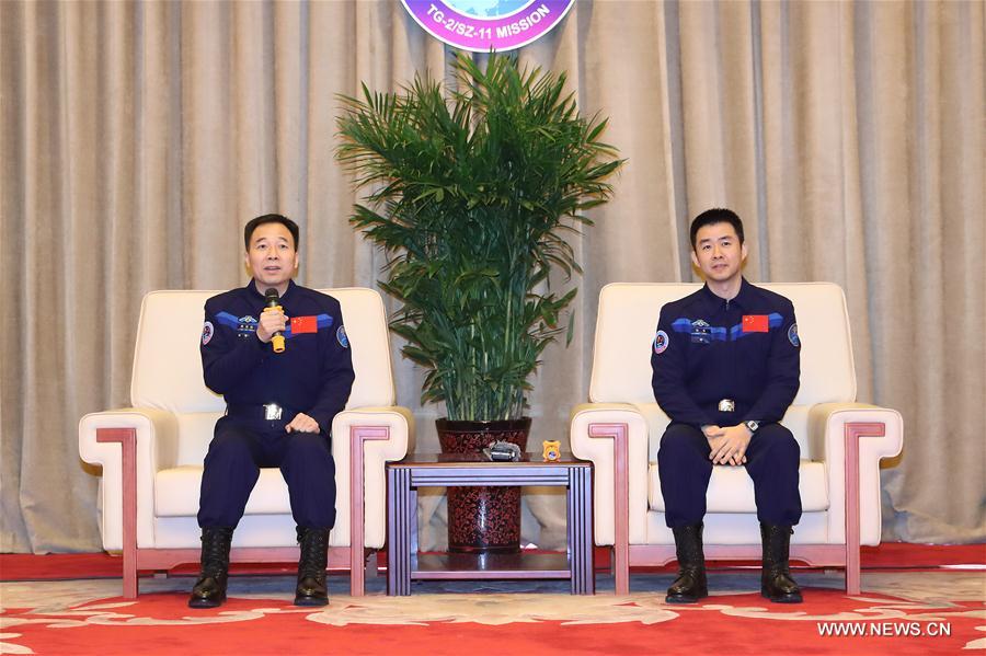 Les deux astronautes chinois rencontrent la presse après la mission Shenzhou-11