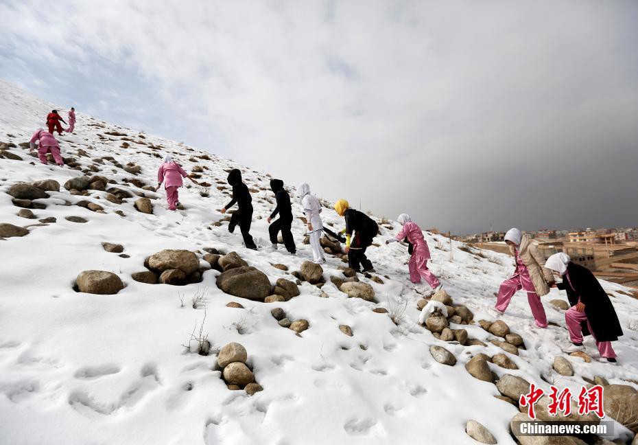 Afghanistan : des jeunes femmes adeptes du Kung Fu  