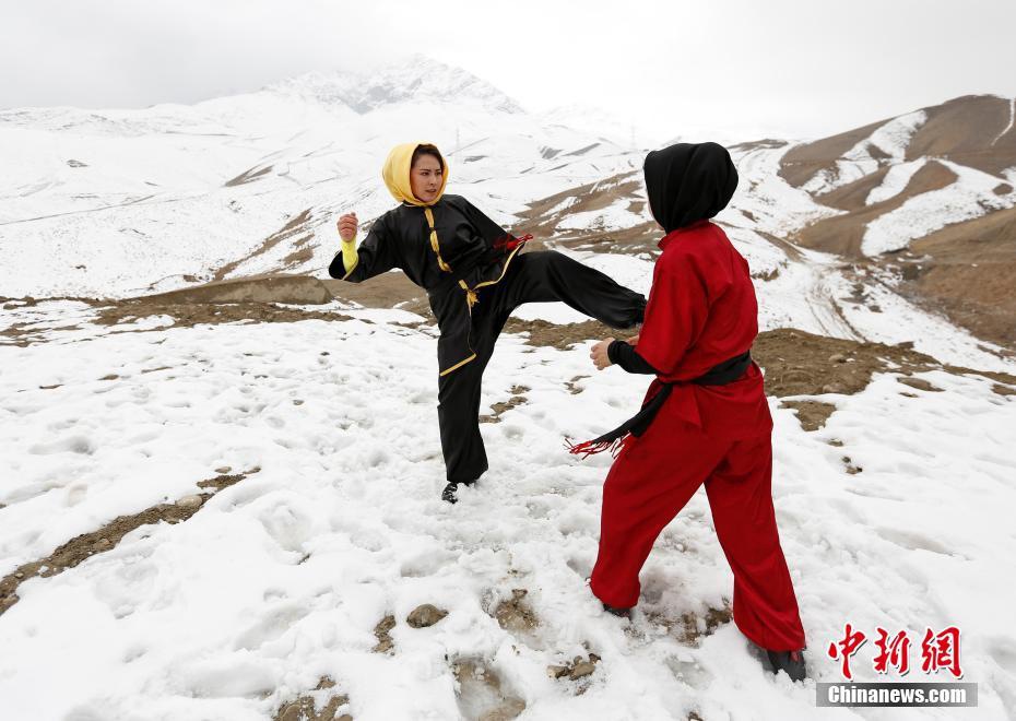 Afghanistan : des jeunes femmes adeptes du Kung Fu  