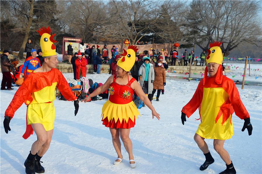 Nage hivernale pour célébrer l'année du coq