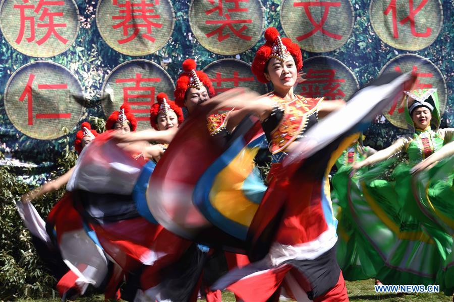 Chine : concours de costumes de l'ethnie Yi au Yunnan