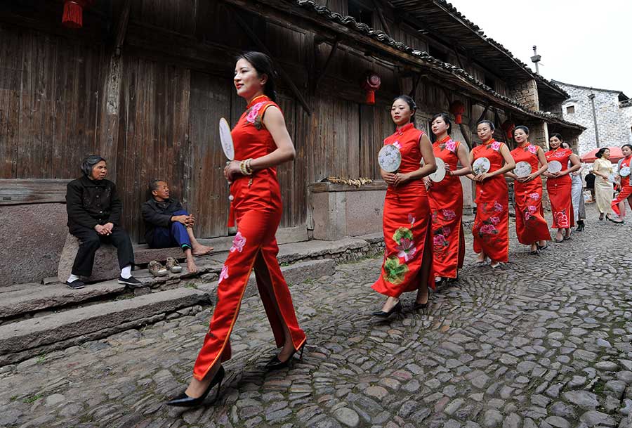 Zhejiang : pour le début du printemps, la tradition de la qipao