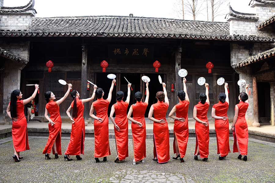 Zhejiang : pour le début du printemps, la tradition de la qipao