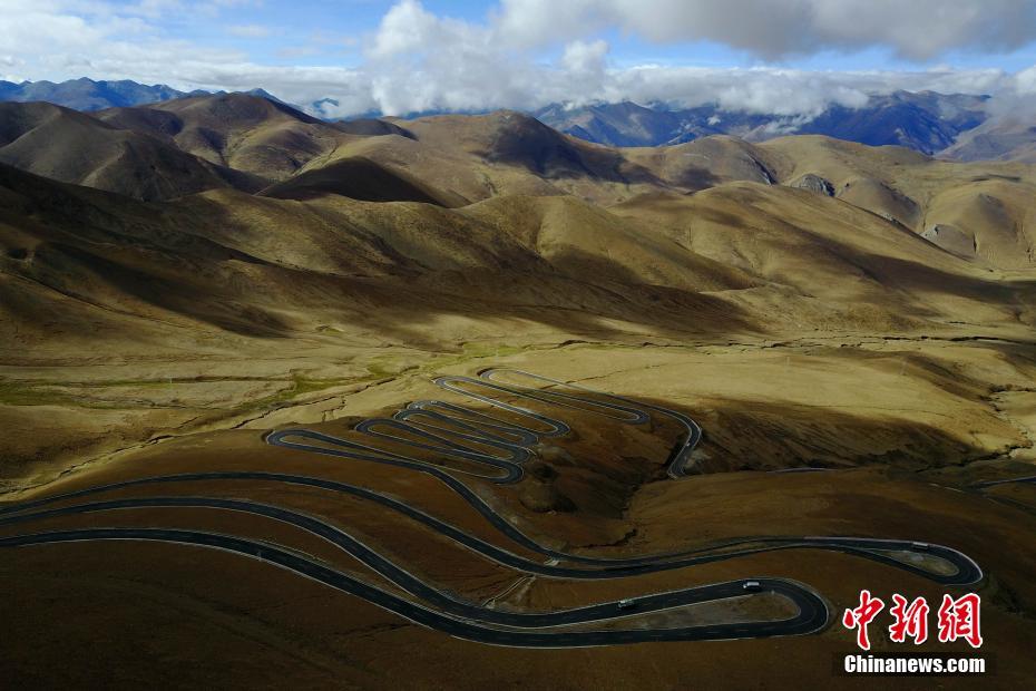 Une route serpentée vers le mont Everest 