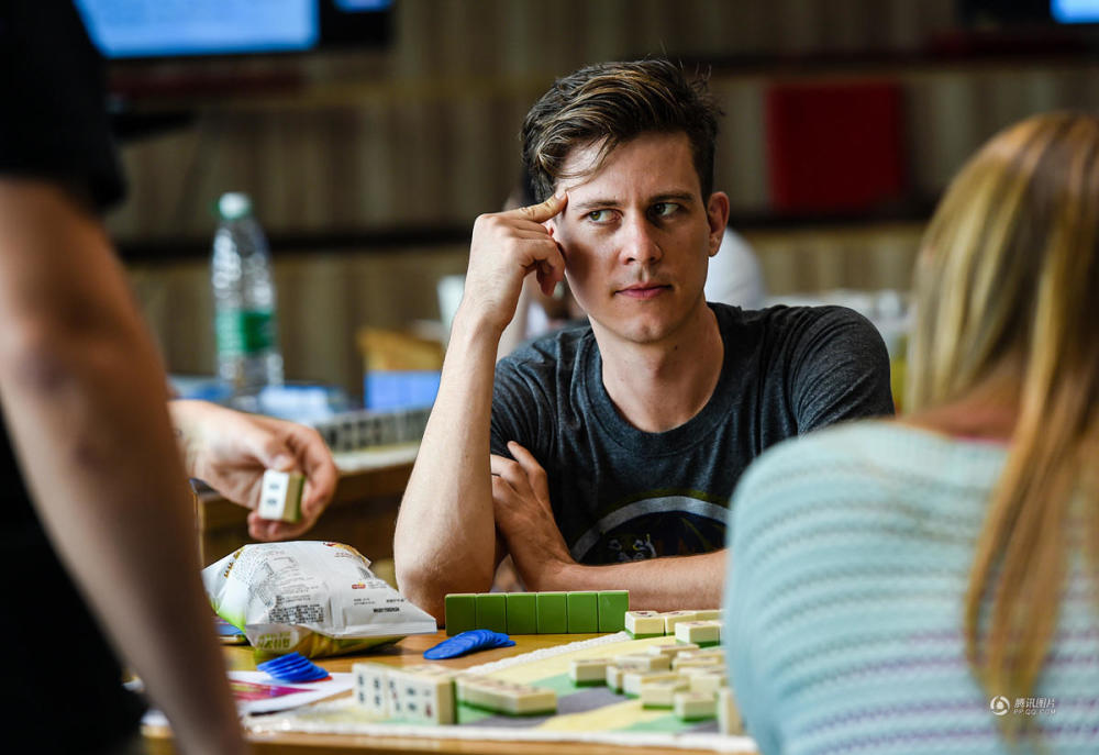 Chengdu : des étrangers s'adonnent au mahjong