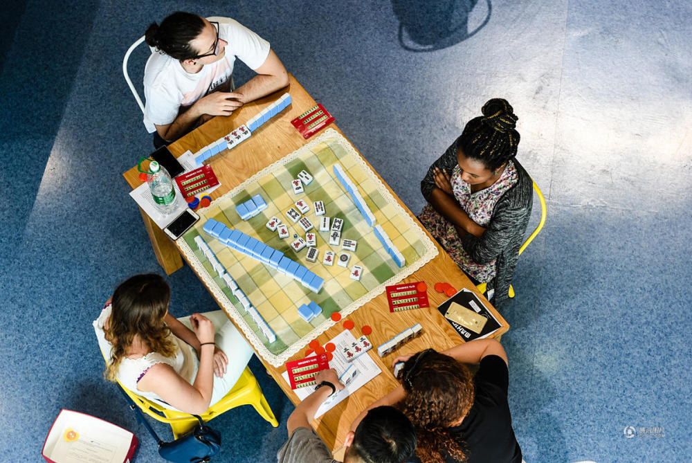 Chengdu : des étrangers s'adonnent au mahjong