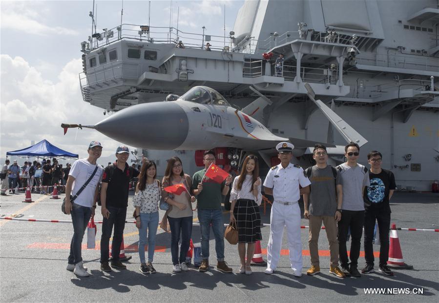 Grande première pour le porte-avions Liaoning à Hong Kong