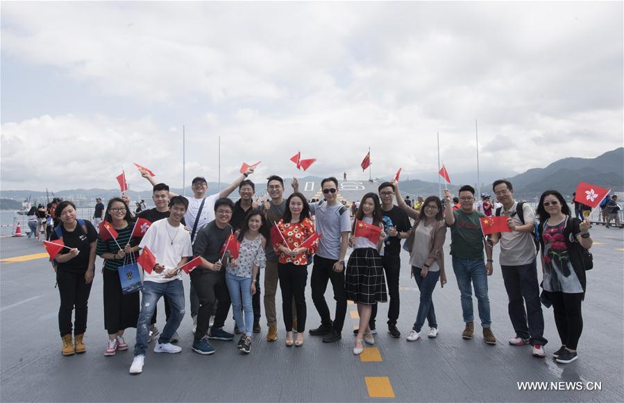 Grande première pour le porte-avions Liaoning à Hong Kong