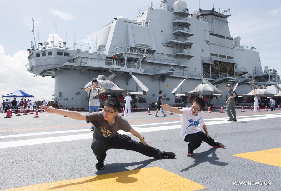 Grande première pour le porte-avions Liaoning à Hong Kong