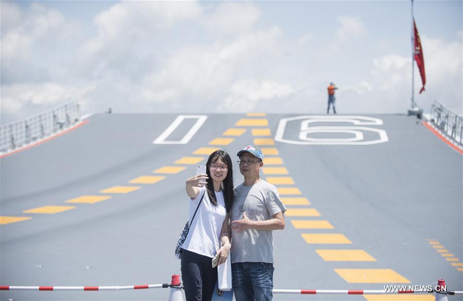 Grande première pour le porte-avions Liaoning à Hong Kong