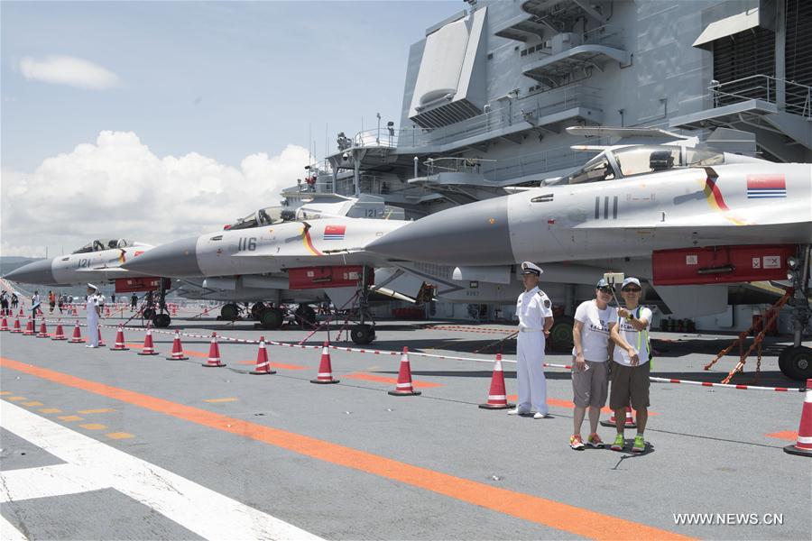 Grande première pour le porte-avions Liaoning à Hong Kong