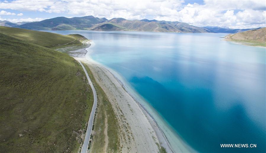 Tibet : splendides paysages du lac Yamzobog Yumco 