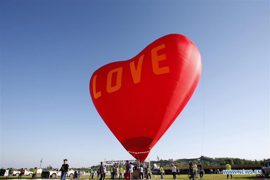 Ningxia : début du festival des montgolfières