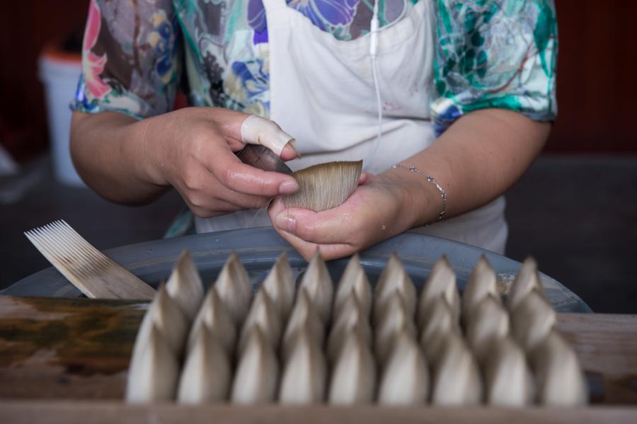 Huzhou : production des célèbres pinceaux traditionnels chinois