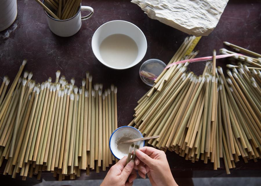 Huzhou : production des célèbres pinceaux traditionnels chinois