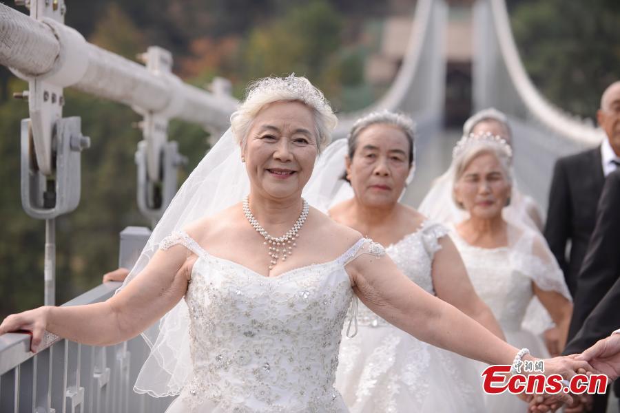 Noces d'or sur un pont suspendu dans le Hunan