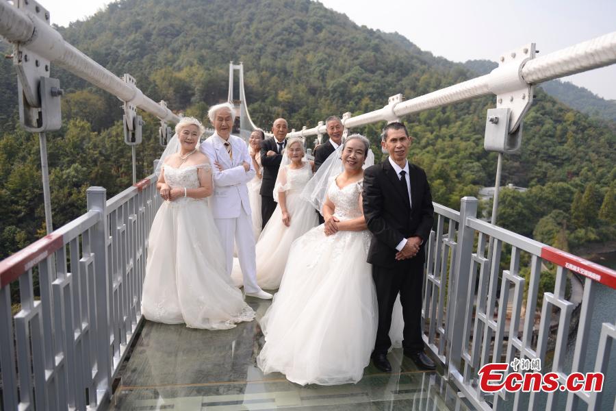 Noces d'or sur un pont suspendu dans le Hunan