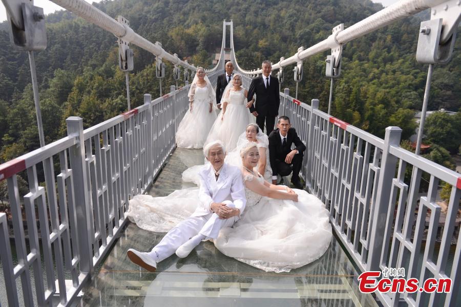 Noces d'or sur un pont suspendu dans le Hunan