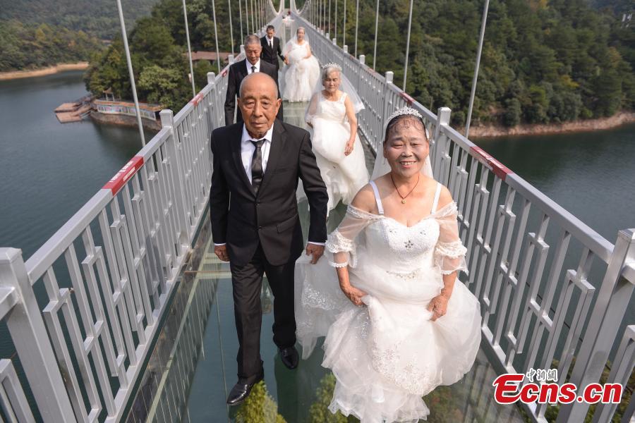 Noces d'or sur un pont suspendu dans le Hunan