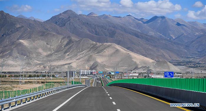 Amélioration des transports au Tibet grace à la construction d'autoroutes