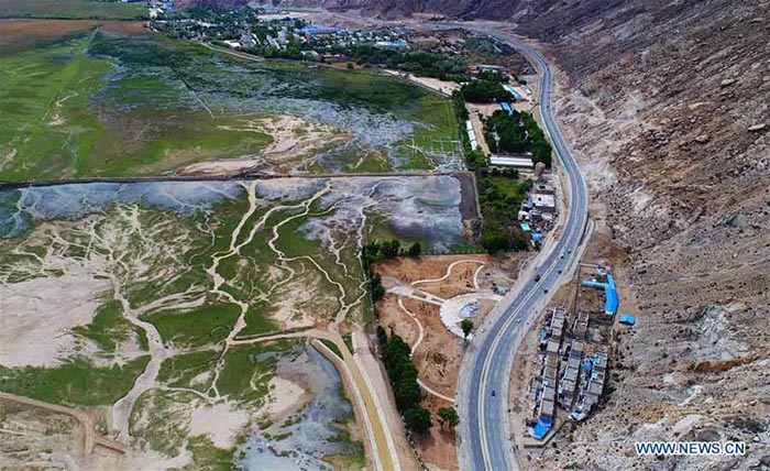 Amélioration des transports au Tibet grace à la construction d'autoroutes