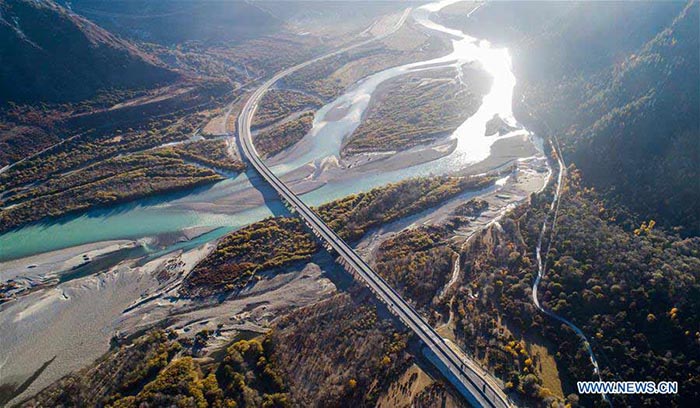 Amélioration des transports au Tibet grace à la construction d'autoroutes