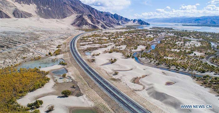 Amélioration des transports au Tibet grace à la construction d'autoroutes