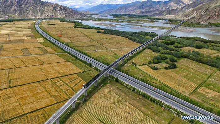 Amélioration des transports au Tibet grace à la construction d'autoroutes