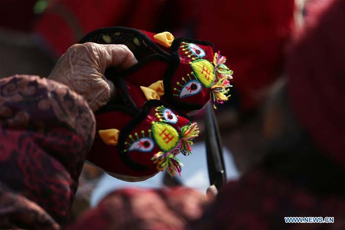 Des chaussures pour enfant à tête de tigre 