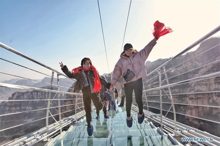 Hebei : un pont suspendu en verre ouvert aux touristes 