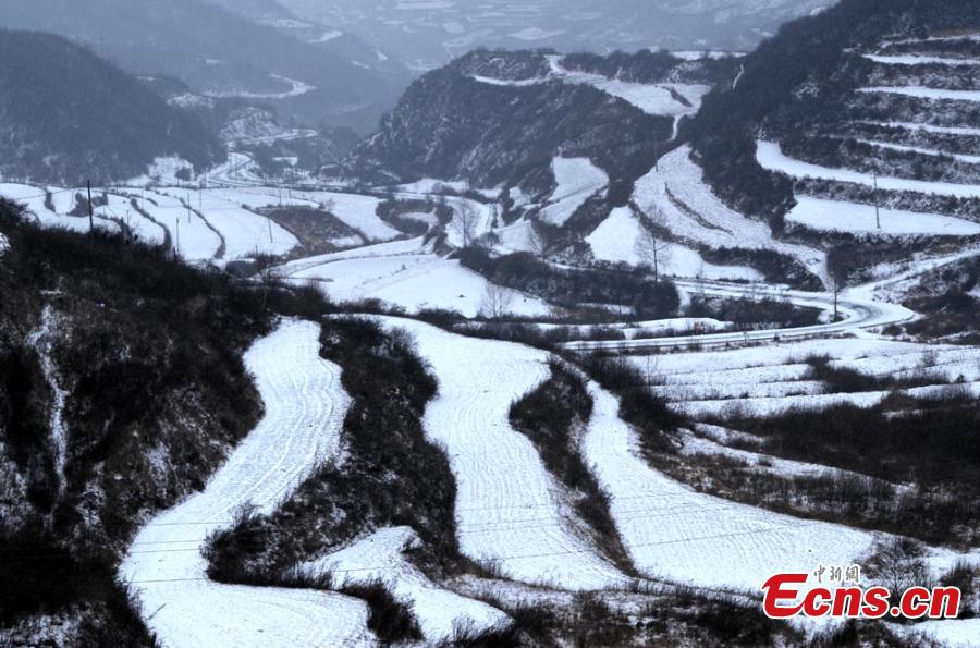 Vues de paysages enneigés dans l'Ouest de la Chine