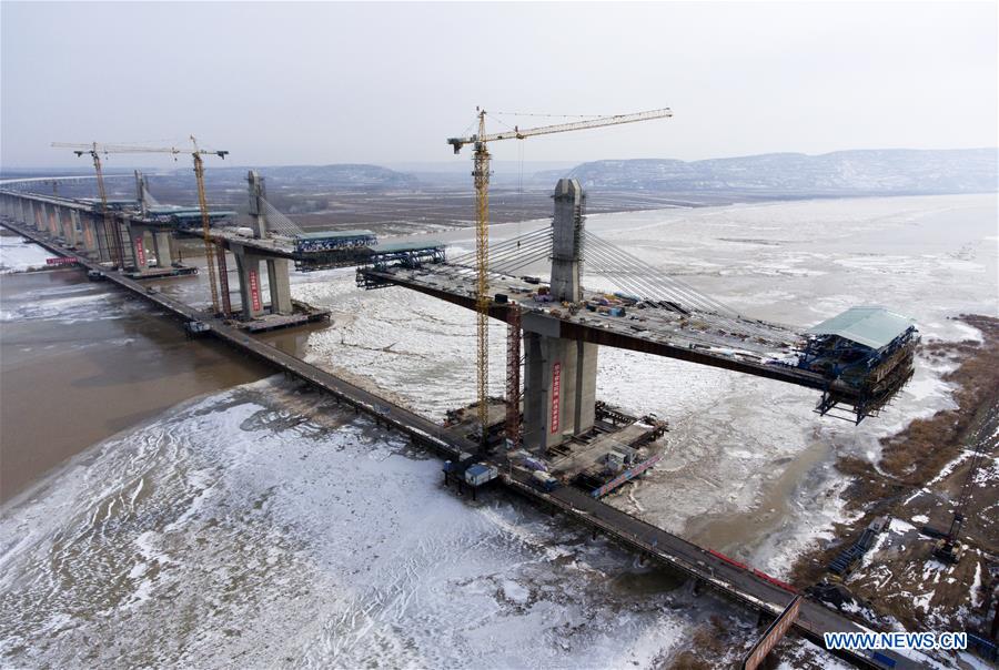 Chine : construction d'un pont autoroutier au-dessus du fleuve Jaune