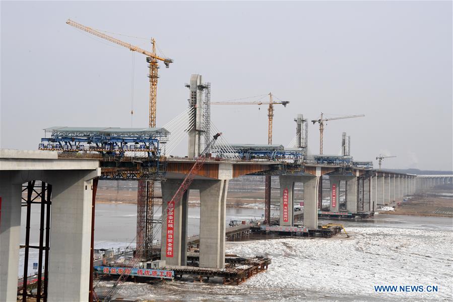 Chine : construction d'un pont autoroutier au-dessus du fleuve Jaune