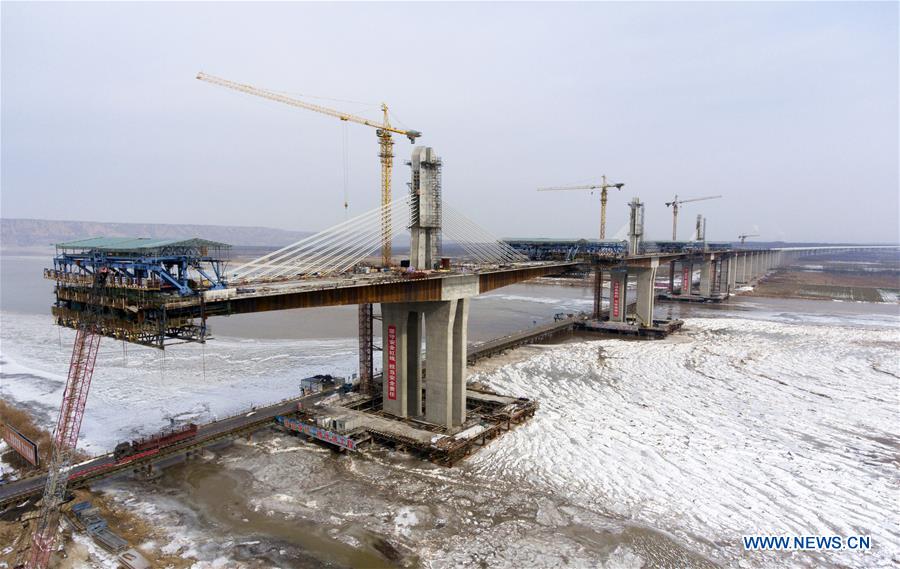 Chine : construction d'un pont autoroutier au-dessus du fleuve Jaune