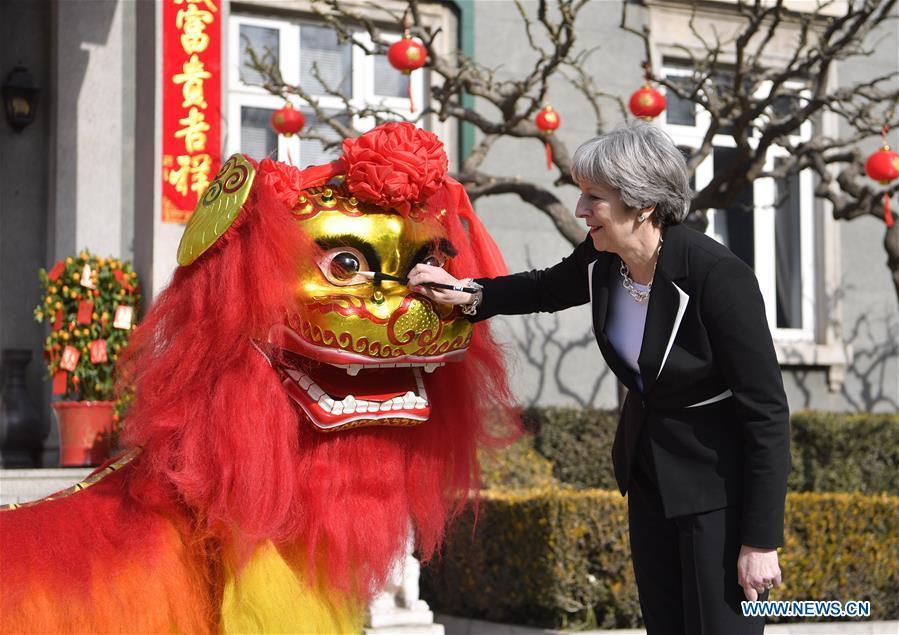 Beijing : Theresa May assiste à une réception culturelle chez l'ambassadeur de Grande-Bretagne