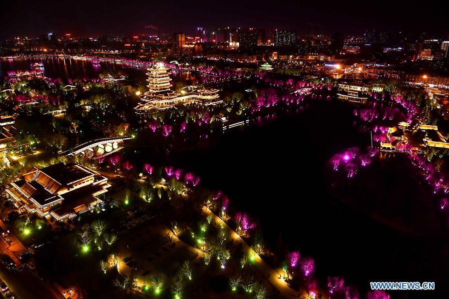 Jinan : le lac Daming dans la nuit