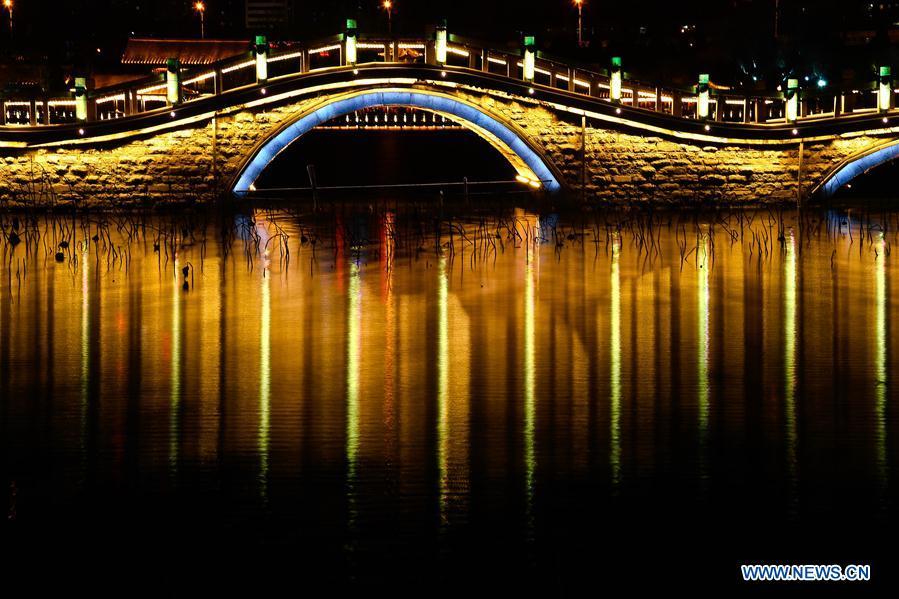 Jinan : le lac Daming dans la nuit