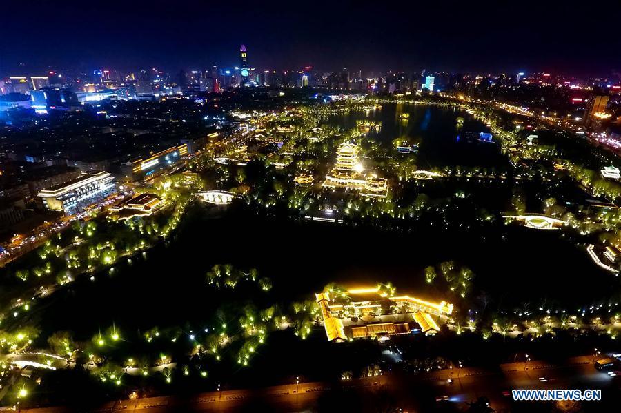 Jinan : le lac Daming dans la nuit