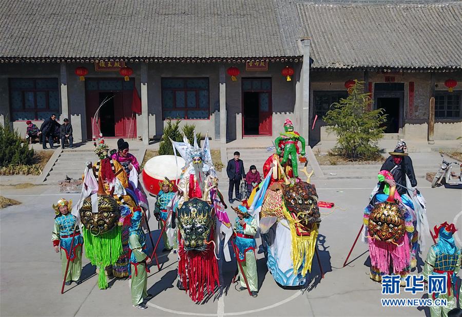 L'incroyable ? Monstre sur échasses ? du Nouvel An du Shanxi