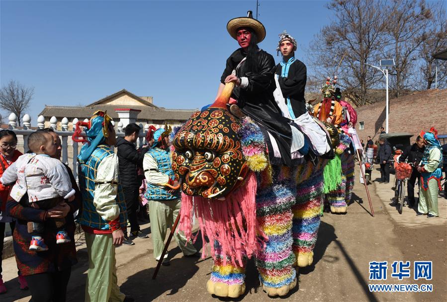 L'incroyable ? Monstre sur échasses ? du Nouvel An du Shanxi