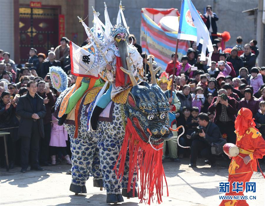 L'incroyable ? Monstre sur échasses ? du Nouvel An du Shanxi