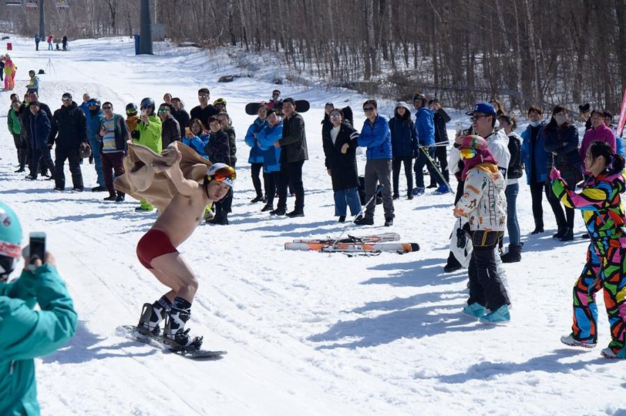 Le festival de ski ? nu ? dans le nord-est de la Chine