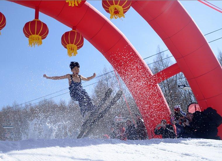 Le festival de ski ? nu ? dans le nord-est de la Chine