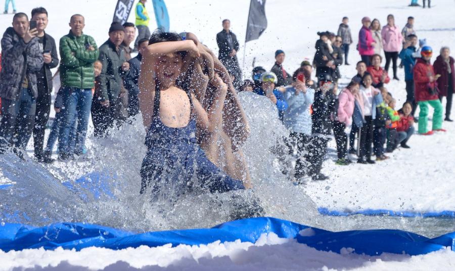 Le festival de ski ? nu ? dans le nord-est de la Chine